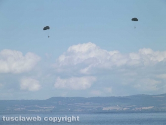 Montefiascone - I lanci dei paracadutisti per san Michele arcangelo