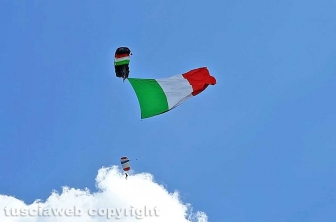 Montefiascone - I lanci dei paracadutisti per san Michele arcangelo