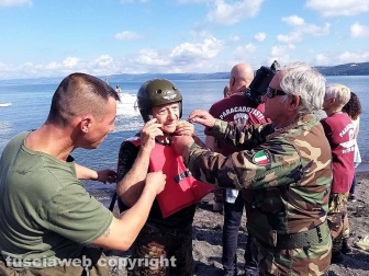 Montefiascone - I lanci dei paracadutisti per san Michele arcangelo