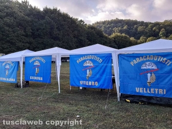 Montefiascone - I lanci dei paracadutisti per san Michele arcangelo