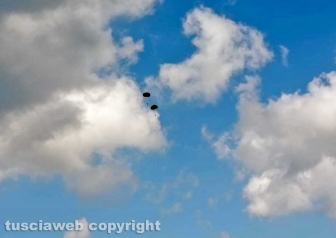 Montefiascone - I lanci dei paracadutisti per san Michele arcangelo