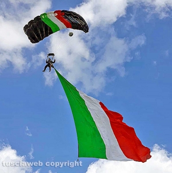 Montefiascone - I lanci dei paracadutisti per san Michele arcangelo