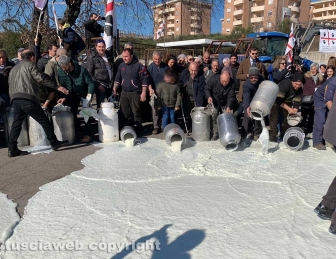 Viterbo - La protesta dei pastori sul prezzo del latte