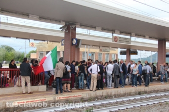 Pendolari bloccano il treno