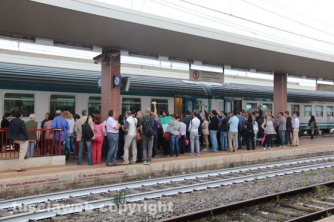 Pendolari bloccano il treno