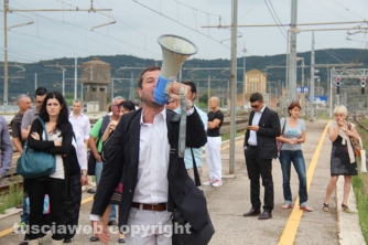 Pendolari bloccano il treno