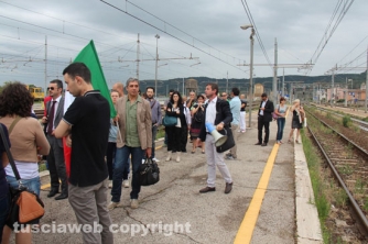 Pendolari bloccano il treno