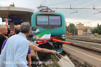 Pendolari bloccano il treno
