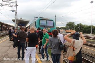 Pendolari bloccano il treno