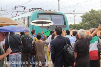 Pendolari bloccano il treno