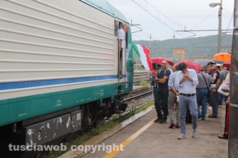 Pendolari bloccano il treno