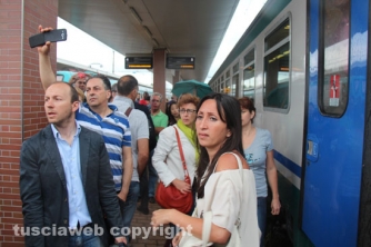 Pendolari bloccano il treno