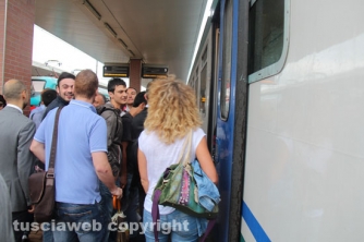 Pendolari bloccano il treno