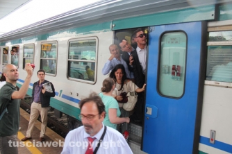 Pendolari bloccano il treno