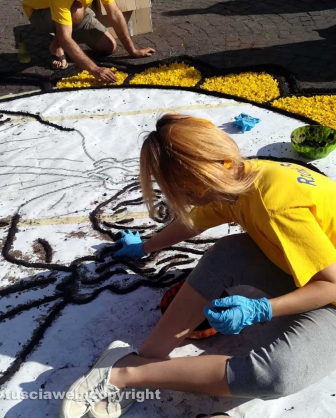 I preparativi per l'Infiorata del Corpus Domini