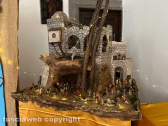 I presepi nel chiostro della basilica della Quercia