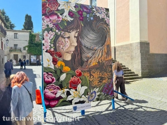 Acquapendente - I Pugnaloni - Gruppo via Francigena davanti alla chiesa di Santa Vittoria
