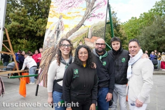 I Pugnaloni - Gruppo costa San Pietro con la bozettista Bhagya Weerasinghe