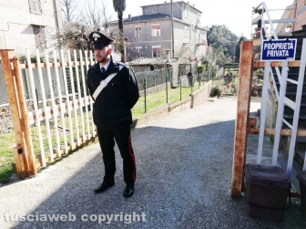 Ronciglione - Ragazza cade dalle scale e muore - I carabinieri presidiano la casa