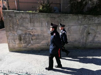 Ronciglione - Ragazza cade dalle scale e muore - I carabinieri presidiano la casa
