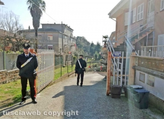 Ronciglione - Ragazza cade dalle scale e muore - I carabinieri presidiano la casa