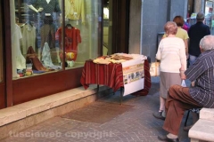I saldi sulla bancarella