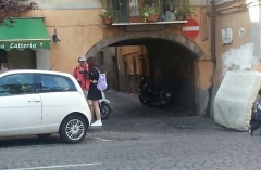 I turisti fotografano i materassi