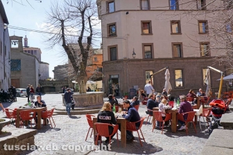 I turisti invadono la città dei Papi