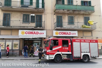 Viterbo - L'intervento dei vigili del fuoco alla Conad di via Vico Squarano