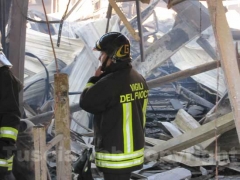 I vigili del fuoco tra le macerie