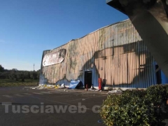 I vigili del fuoco tra le macerie