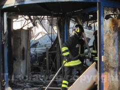 I vigili del fuoco tra le macerie