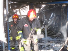 I vigili del fuoco tra le macerie