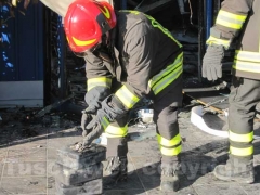 I vigili del fuoco tra le macerie
