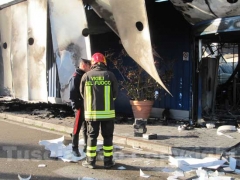 I vigili del fuoco tra le macerie