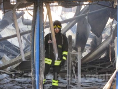I vigili del fuoco tra le macerie