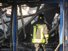 I vigili del fuoco tra le macerie