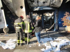 I vigili del fuoco tra le macerie