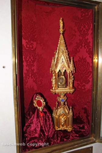 Viterbo - I vinaccioli trovati nel corpo di S. Rosa