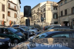 La campagna di Tusciaweb per Fontana grande deturpata e assediata dalle auto