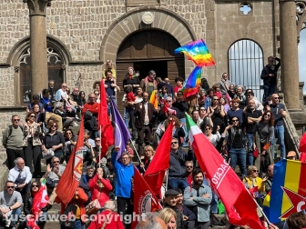Viterbo - 25 aprile - La contestazione a piazza San Lorenzo