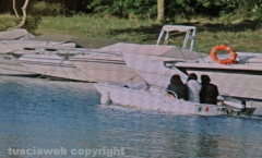 Marta - Violenza sessuale su due sorelline - Il 46enne che va a prendere le ragazzine in barca