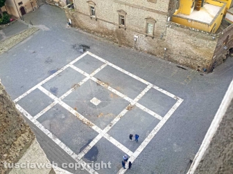 Il campanile del duomo e la città dei Papi