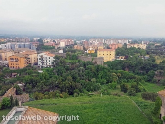 Il campanile del duomo e la città dei Papi