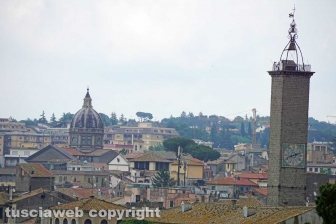 Il campanile del duomo e la città dei Papi