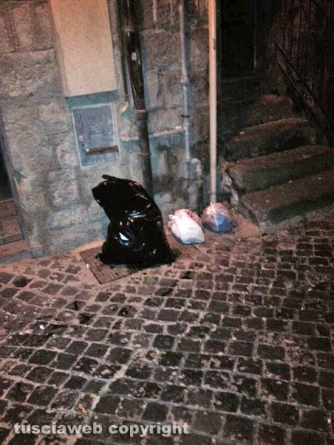 Raccolta dell\'umido - Il centro storico coperto di immondizia
