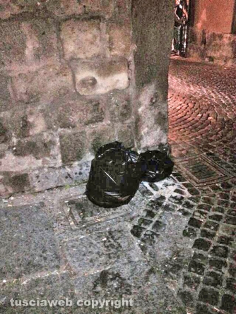 Raccolta dell\'umido - Il centro storico coperto di immondizia
