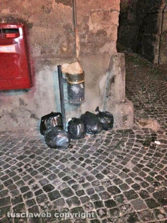 Raccolta dell\'umido - Il centro storico coperto di immondizia
