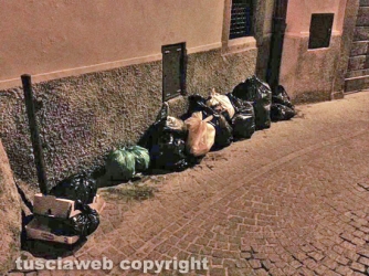 Raccolta dell\'umido - Il centro storico coperto di immondizia