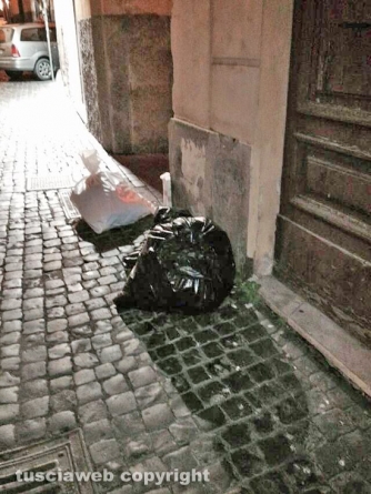 Raccolta dell\'umido - Il centro storico coperto di immondizia